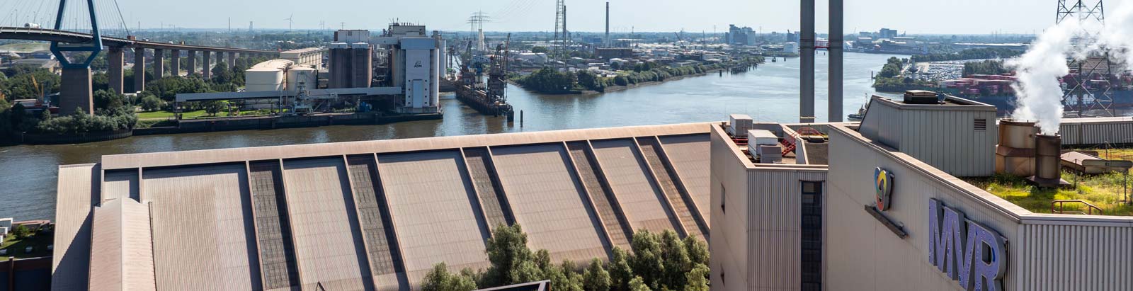 Ausblick vom Dach der MVR Rugenberger Damm auf die Köhlbrandbrücke